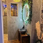 La 2 Jaccuzzi Et Sauna Privatif Love hotel Grenoble