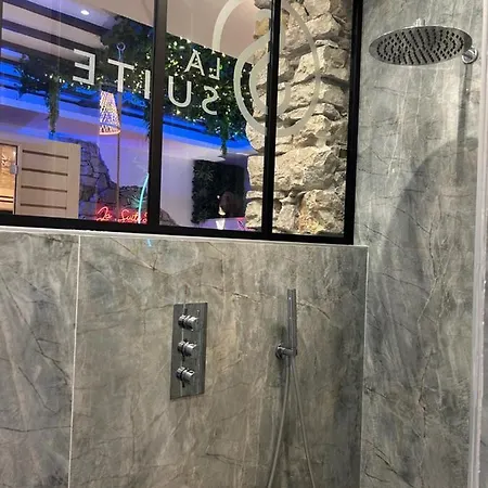 La 2 Jaccuzzi Et Sauna Privatif Love hotel Grenoble